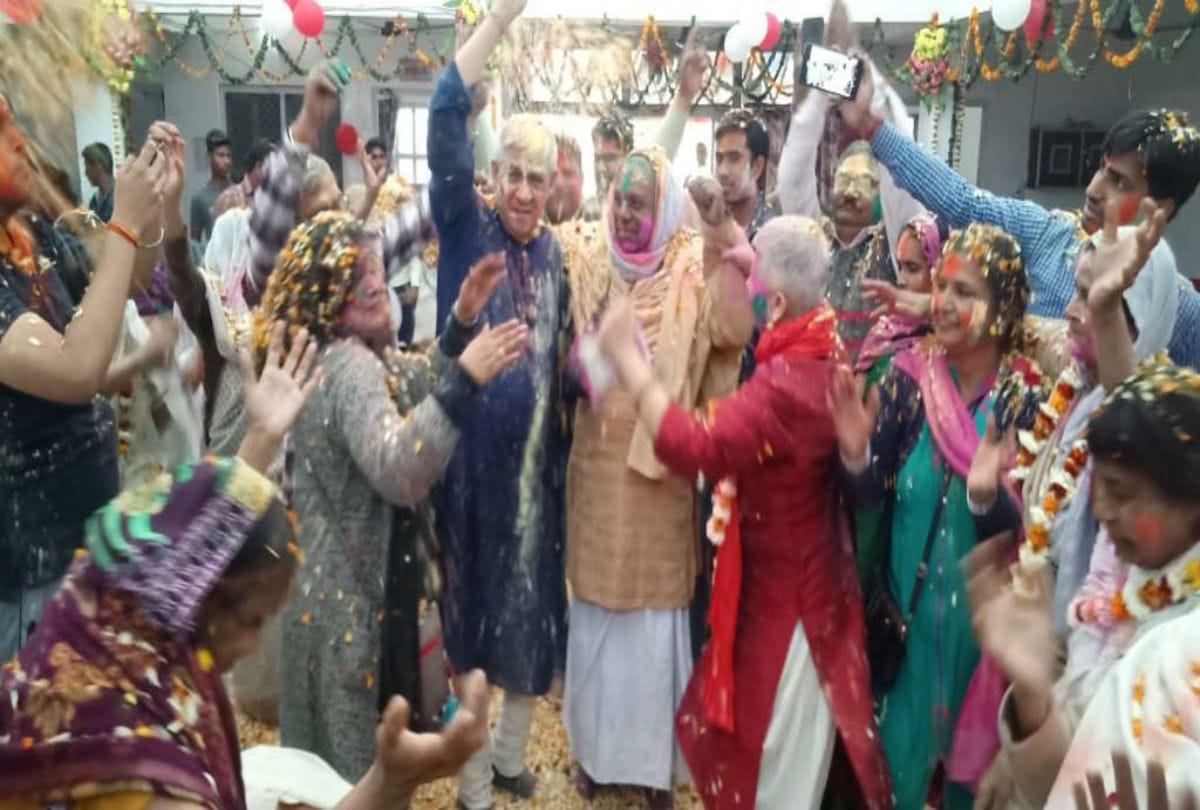 widows play Holi in radhakund mathura
