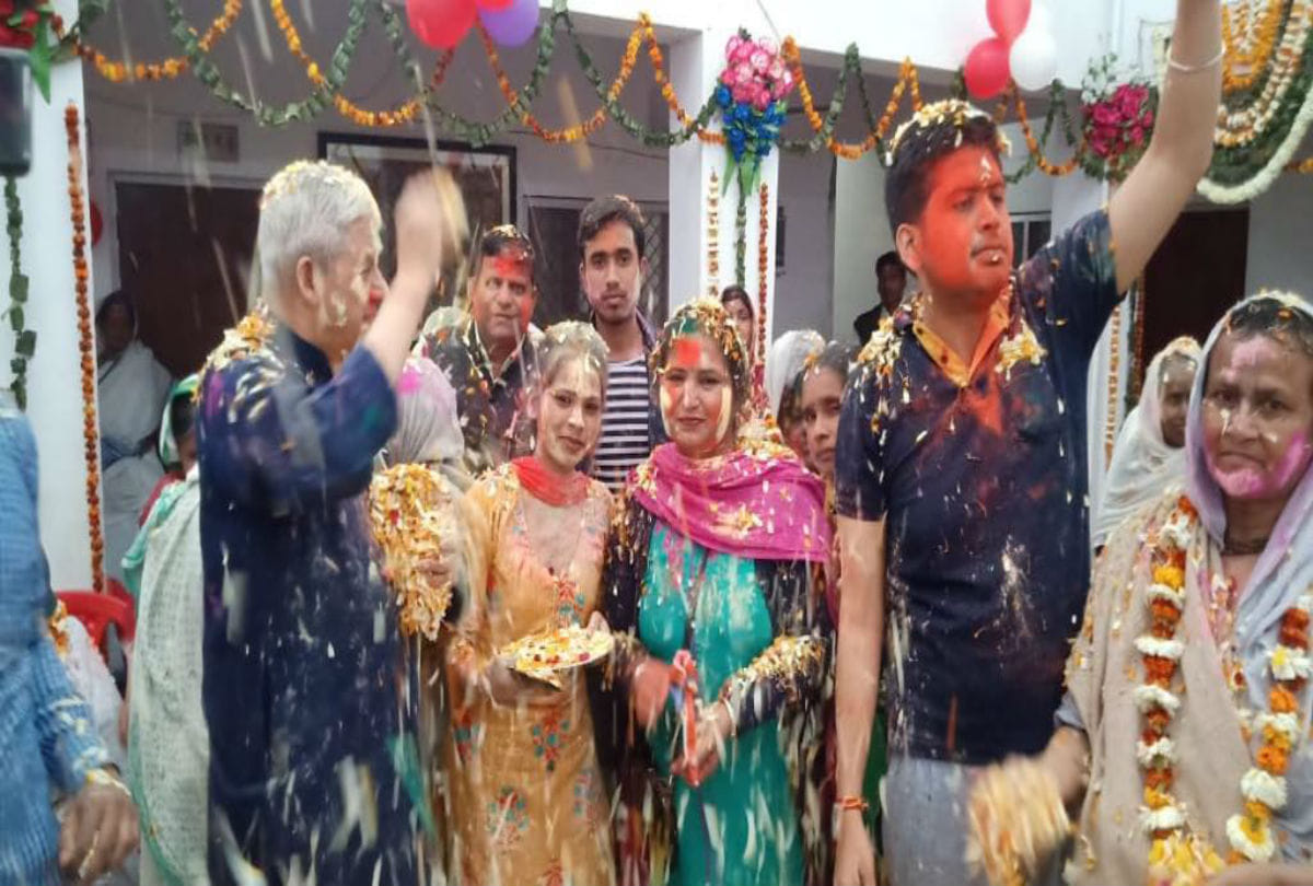 widows play Holi in radhakund mathura