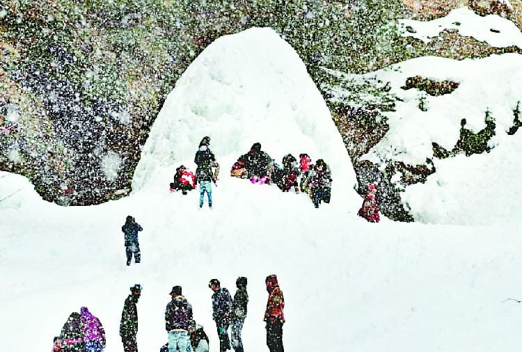 मार्च महीने में भी बढ़ रहा शिवलिंग का आकार