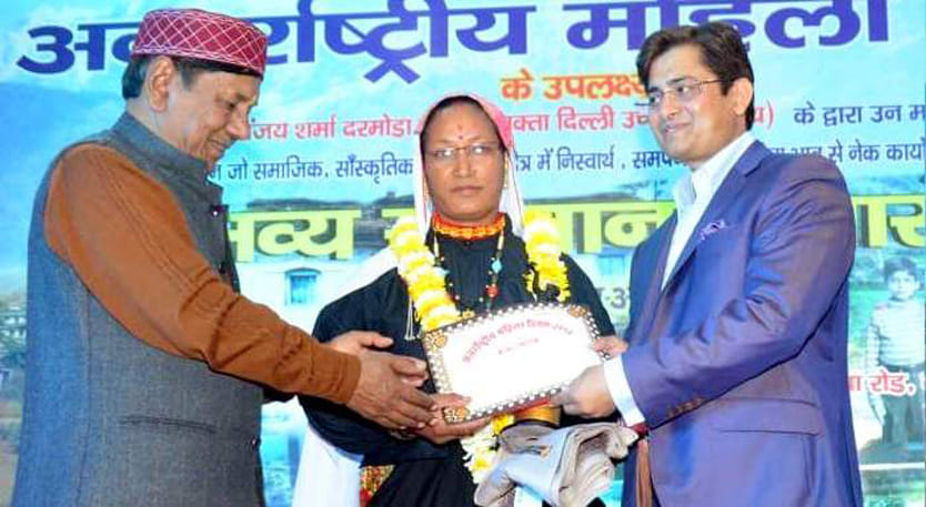 हस्तशिल्प कला के क्षेत्र में बेहतर कार्य करने पर नर्वदा रावत हुई सम्मानित