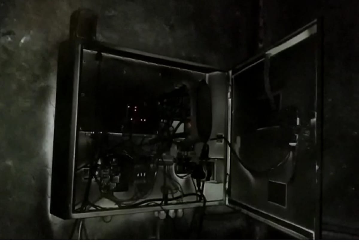 fire in cashier room of petrol pump in Aligarh