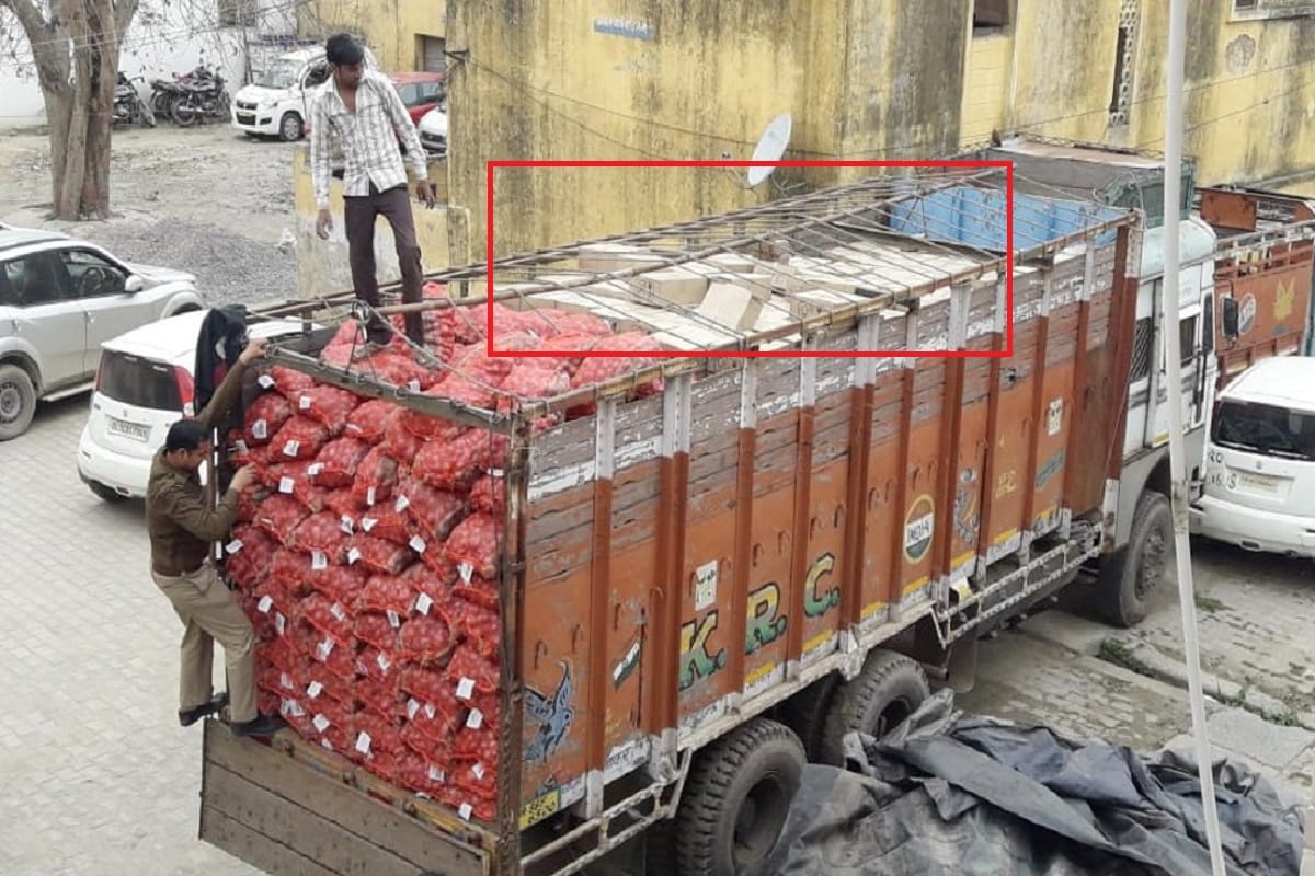 JharkhandExcise department raids the godown of sand mafia seized 1500 cartons of illegal liquor