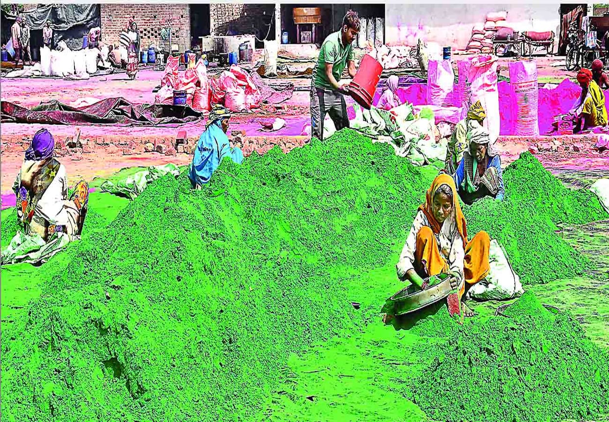 These colors of Holi are dangerous for skin and eyes