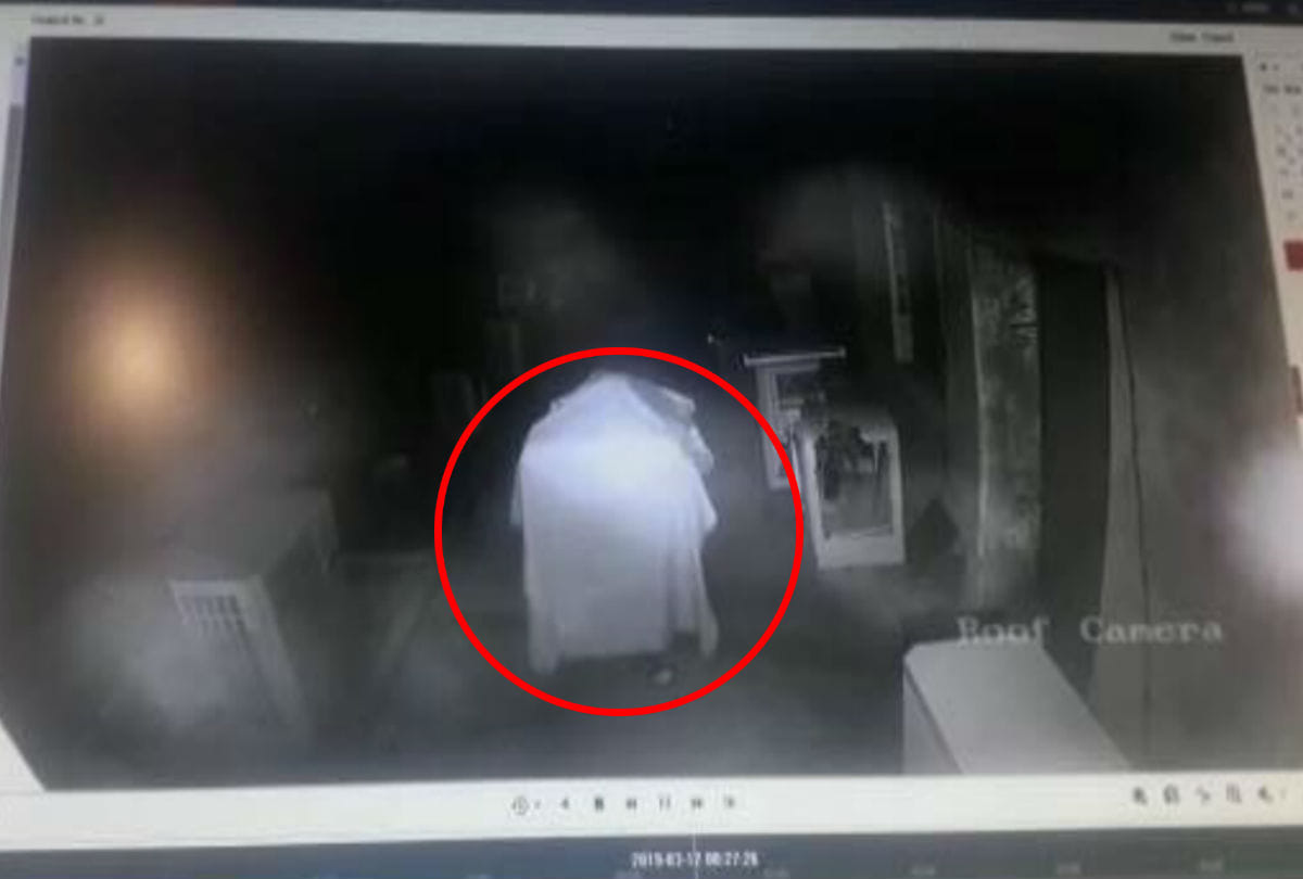 Thief stole eight lakh rupees from the factory in agra