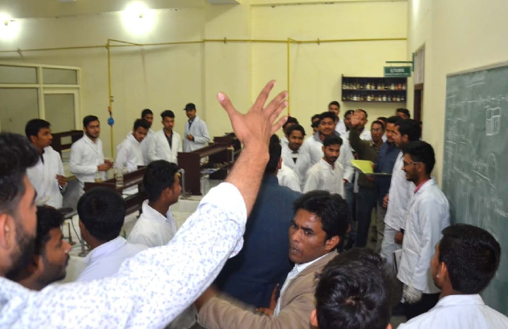Students Fight and Sabotage in Gurukul kangri university for elections ban 