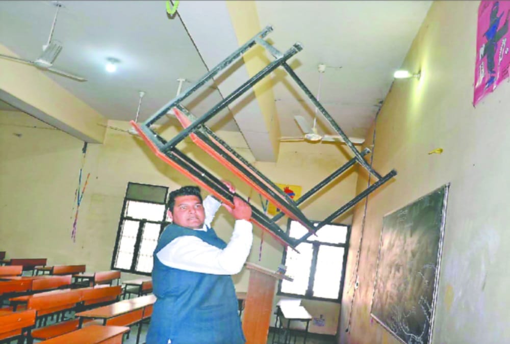 Students Fight and Sabotage in Gurukul kangri university for elections ban 