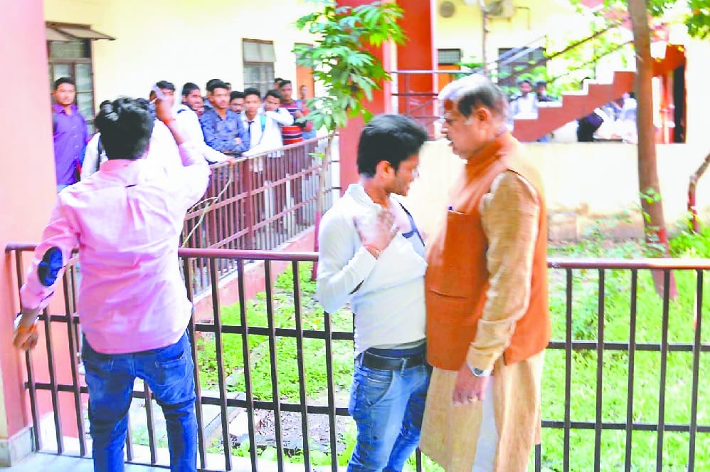 Students Fight and Sabotage in Gurukul kangri university for elections ban 