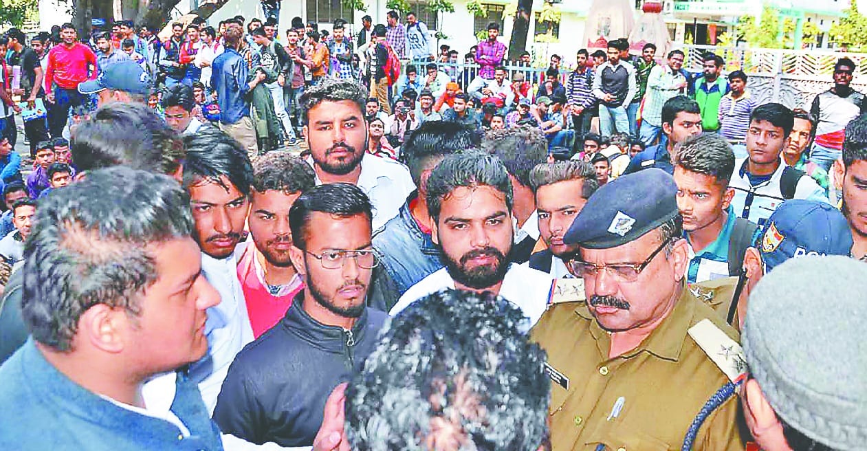 Students Fight and Sabotage in Gurukul kangri university for elections ban 