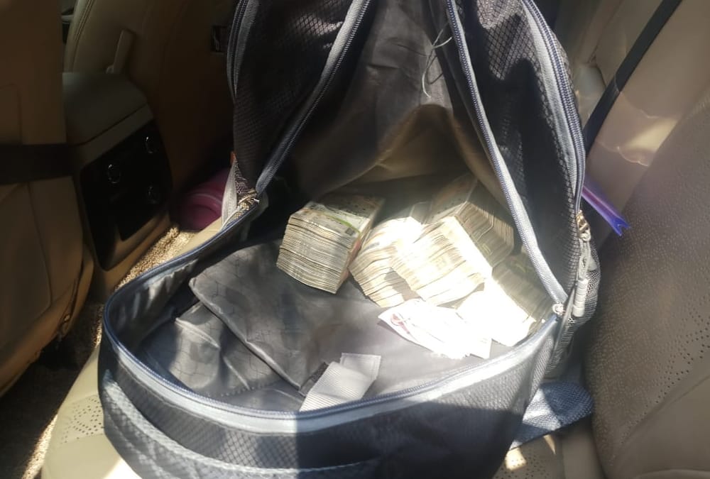 gajipur police caught money near polytechnic chauraha in   lucknow.