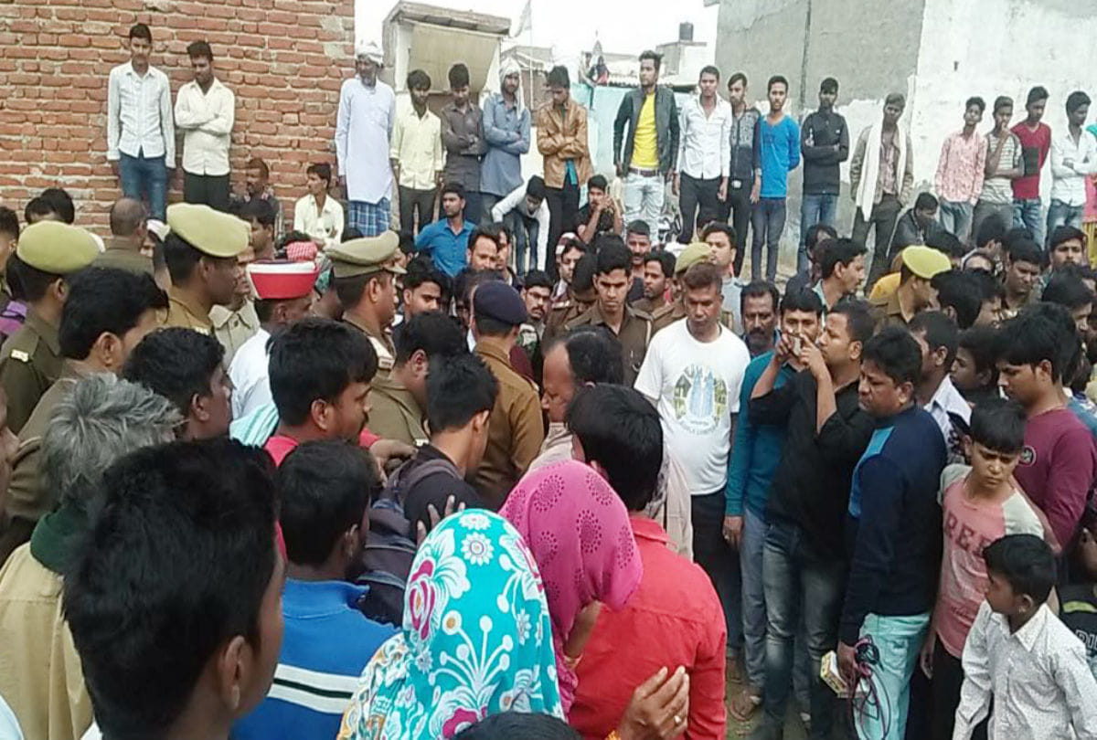 man found dead near liquor shop in agra