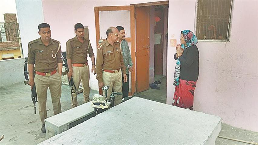 Chairmans charge against the wife of the employee on closing the house