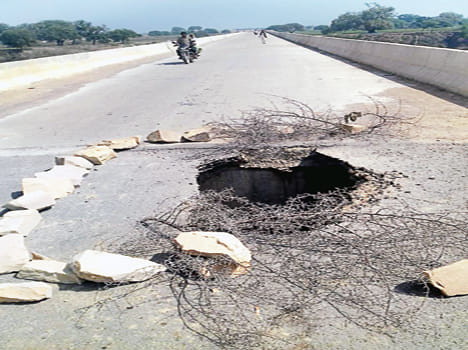 Piswani Bridge road broken, increased danger