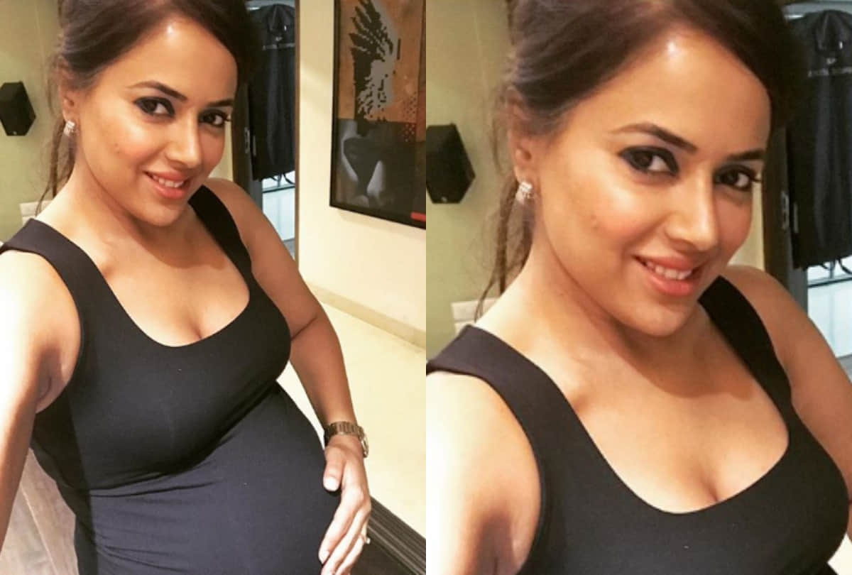 Sameera Reddy share baby bump in latest Instagram post