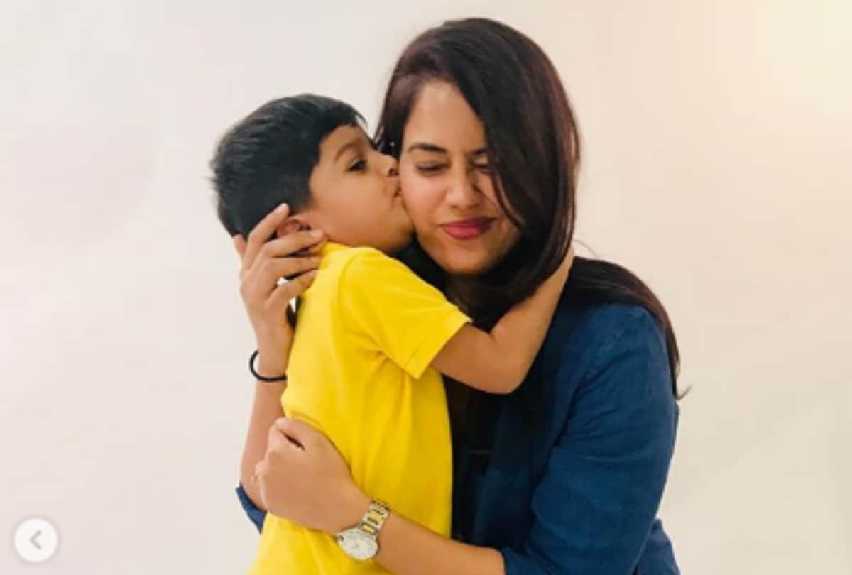 coronavirus lockdown actress Sameera Reddy breaks down Frustrating that kids have to see this situation