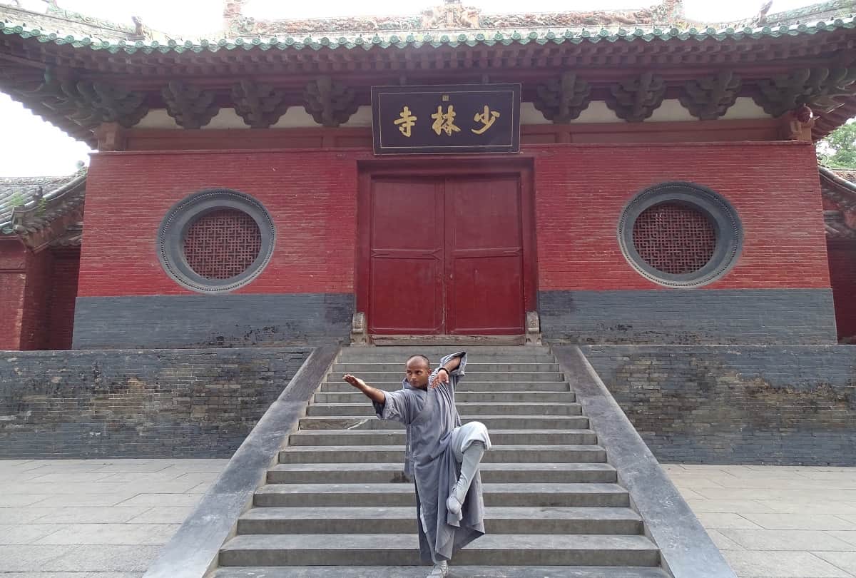 women security: With the help of mobile phone, hair pin, and purse, you can drop the attacker