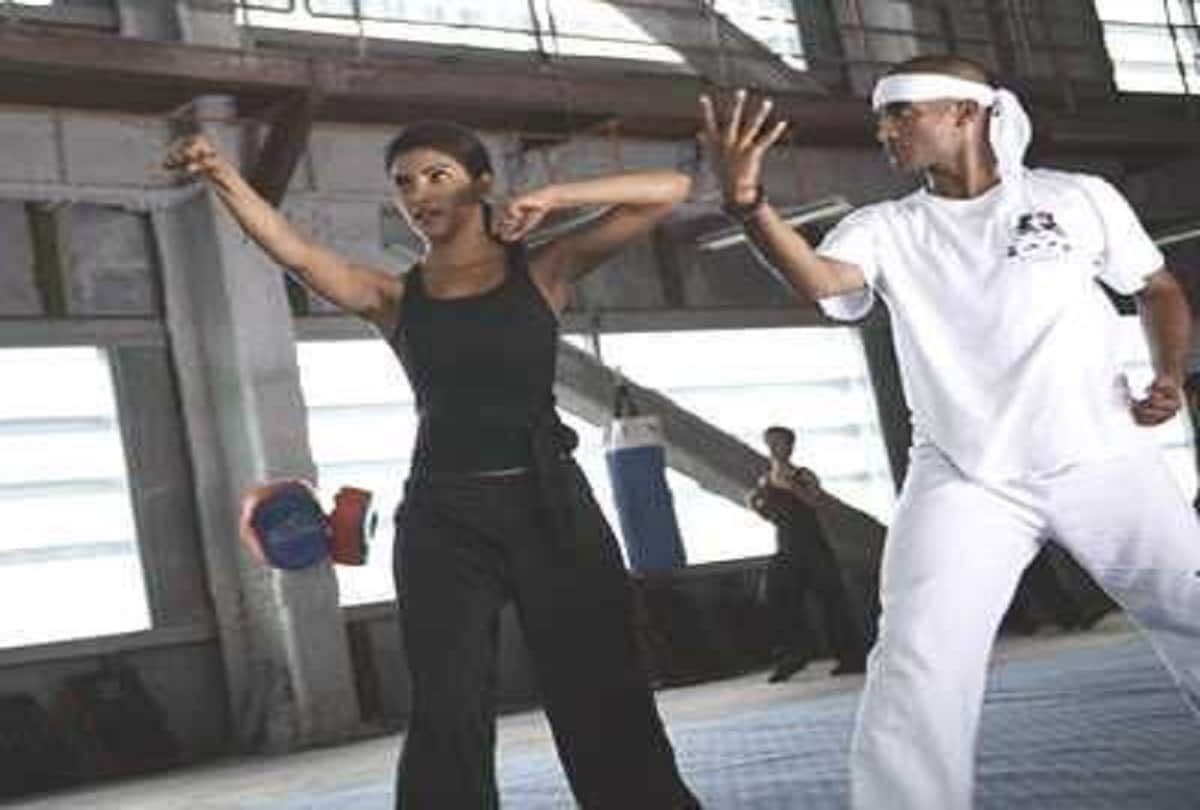 women security: With the help of mobile phone, hair pin, and purse, you can drop the attacker