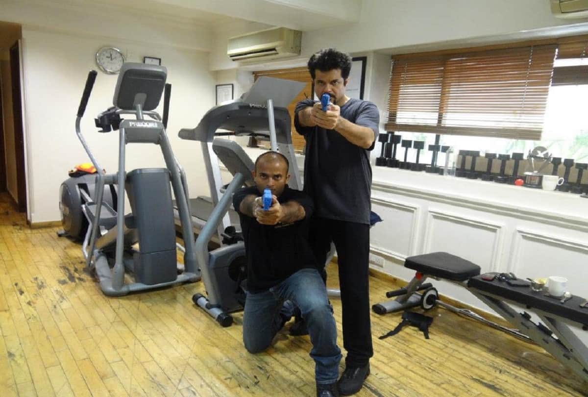 women security: With the help of mobile phone, hair pin, and purse, you can drop the attacker