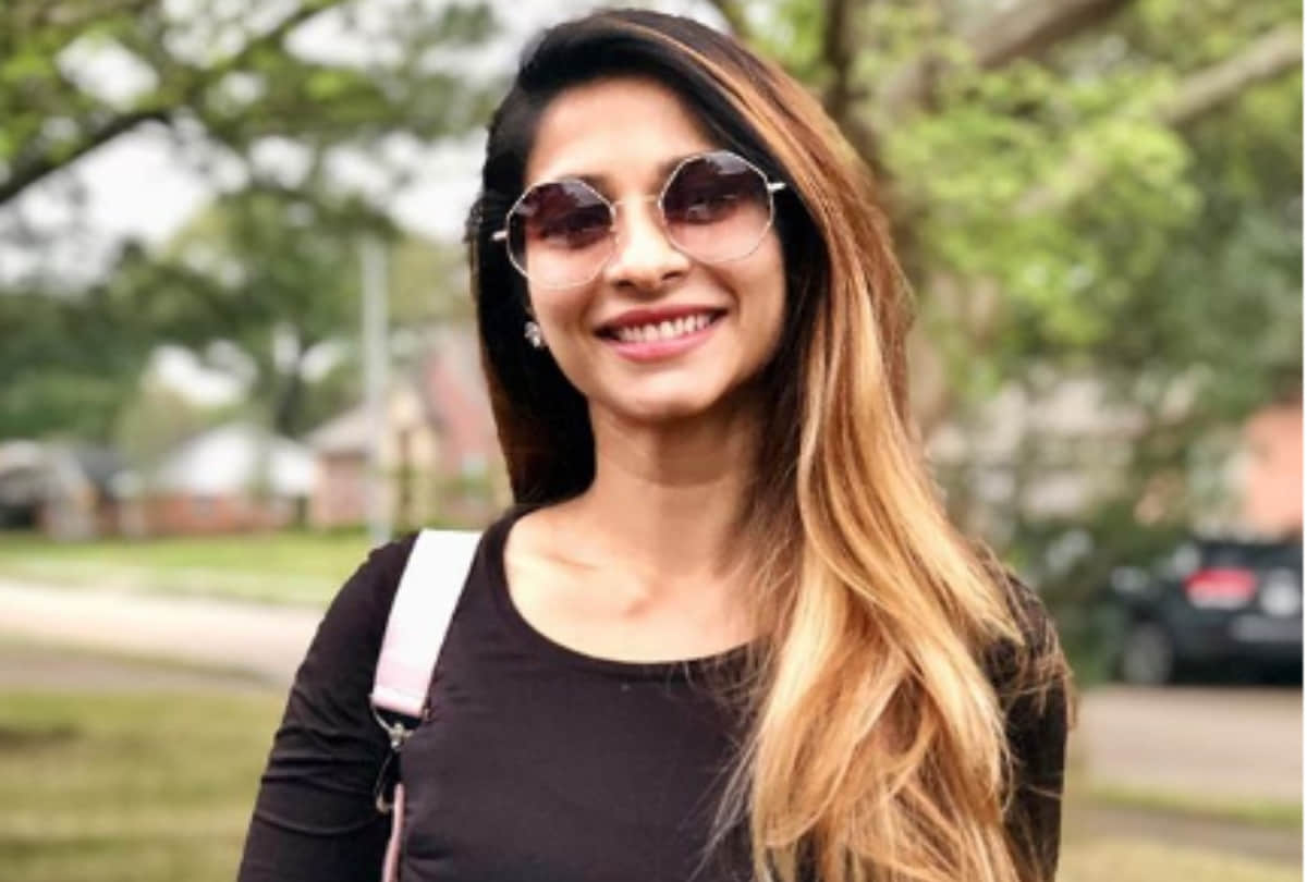 tanishaa mukerji birthday she enjoyed with friends and mother tanuja