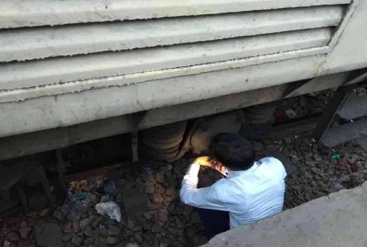 कुशीनगर एक्सप्रेस का ब्रेक लॉक, निकला धुआं