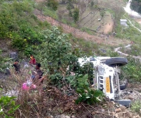 Pikap, driver and vehicle owner injured in a ditch