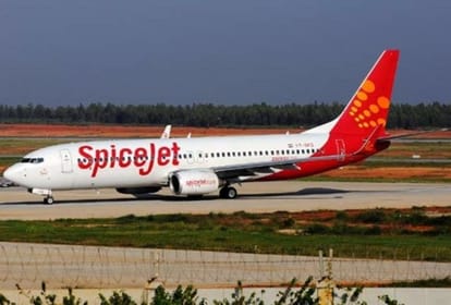 Spicejet: स्पाइसजेट के दिल्ली-हैदराबाद विमान से उतारे गए दो यात्री, केबिन क्रू के साथ दुर्व्यवहार करने का आरोप स्पाइसजेट