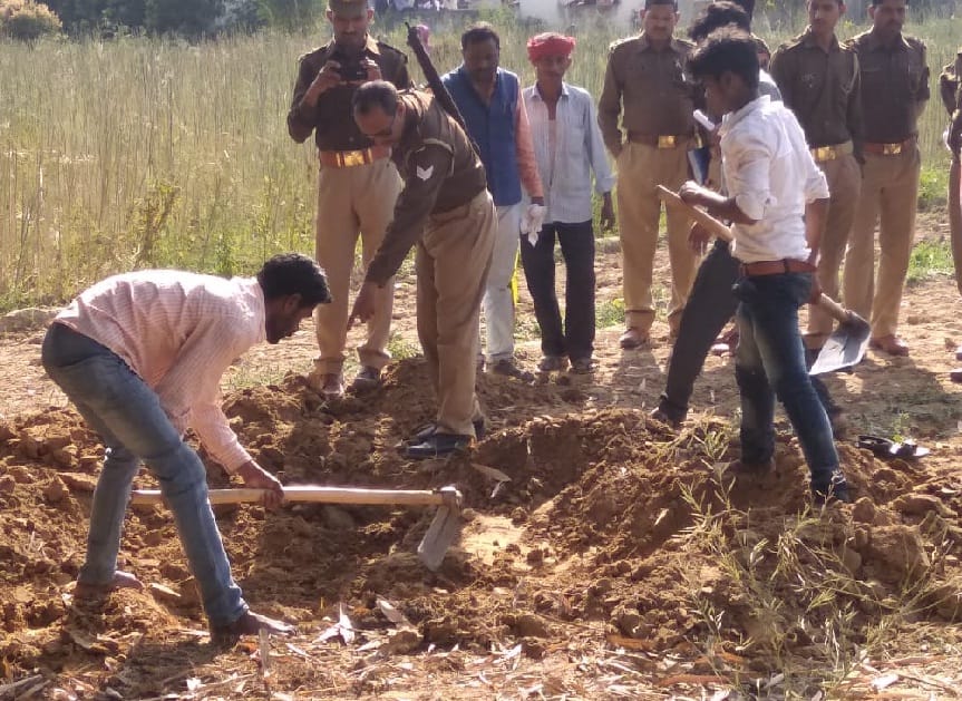 प्रेमिका ने बताया, यहीं गाड़ा था, खोदा तो मिला युवक का शव