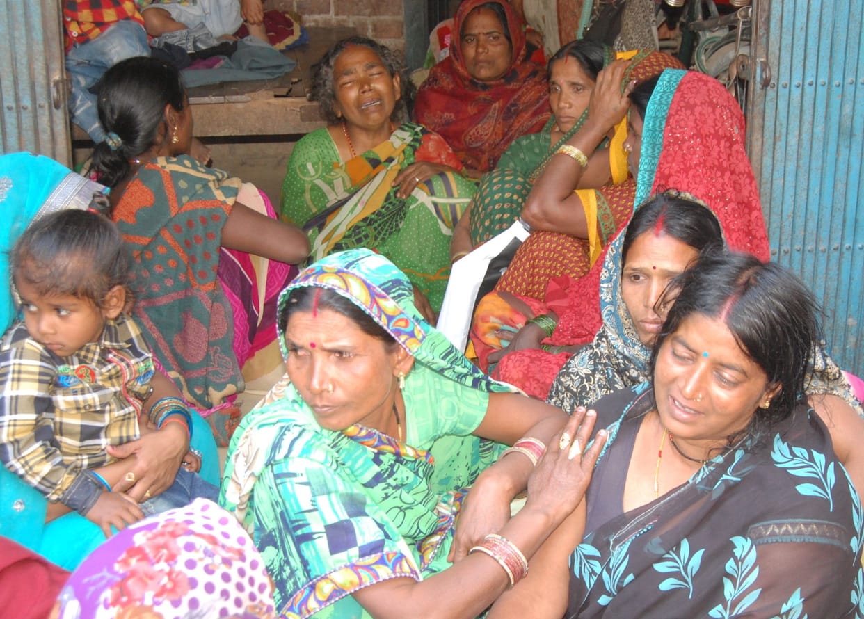 तड़पते रहे घायल, मुंह मोड़कर चले गए राहगीर