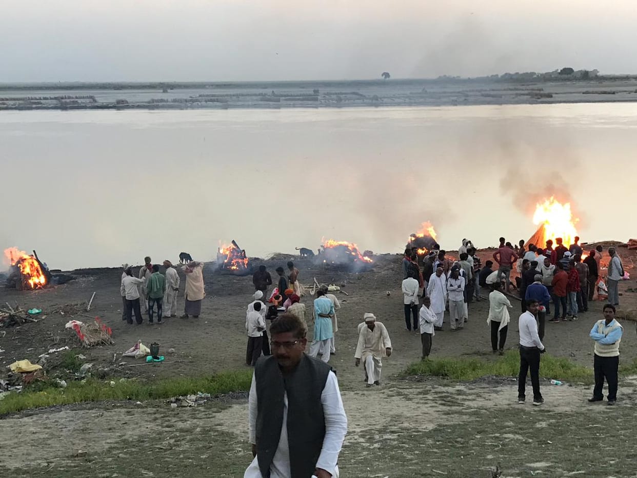 सरयू तट पर एक साथ जलीं सात चिताएं