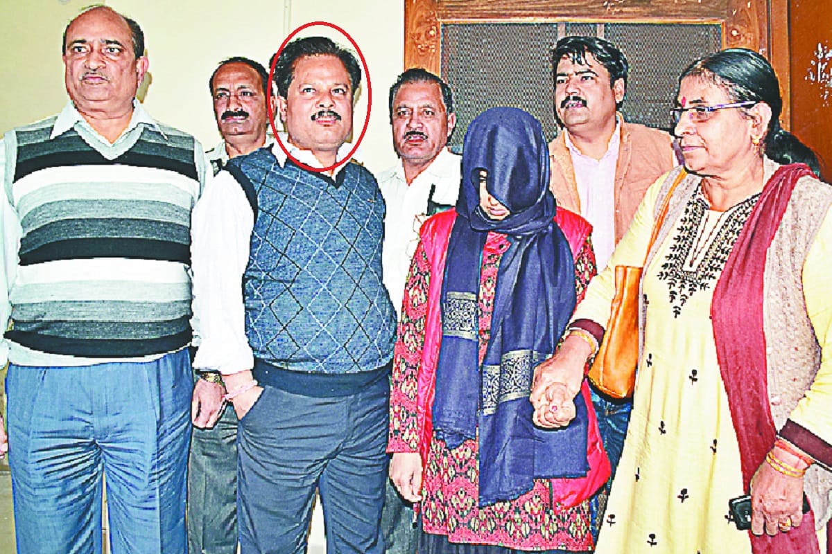 Meerut anti corruption team arrested babu and woman while taking bribe