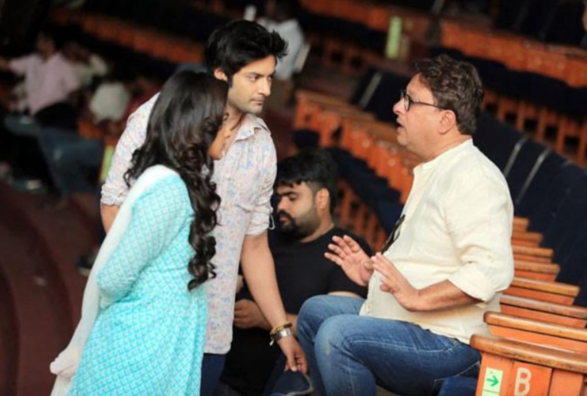 Milan Talkies actor ali fazal came to see shah rukh khan movie ddlj