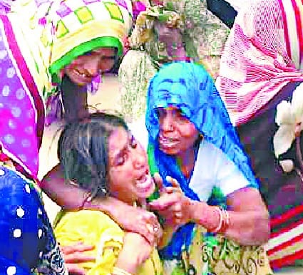 साड़ी क़े फंदे से लटके मिले युवक-युवती के शव