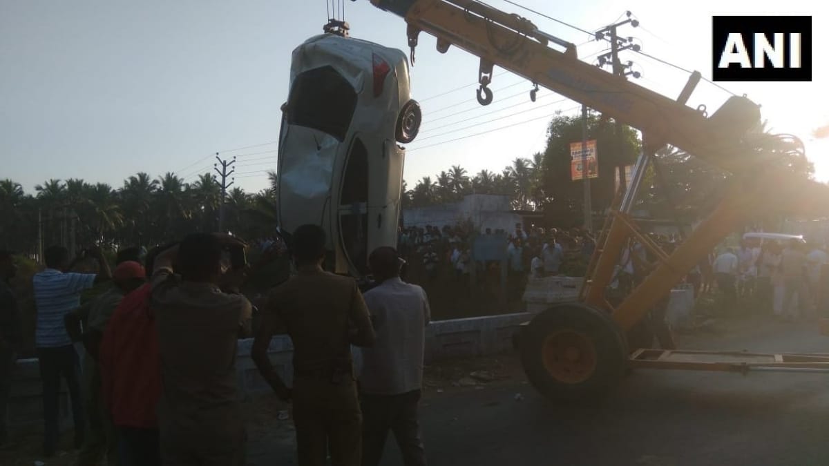 car fell into shakti nahar vikas nagar