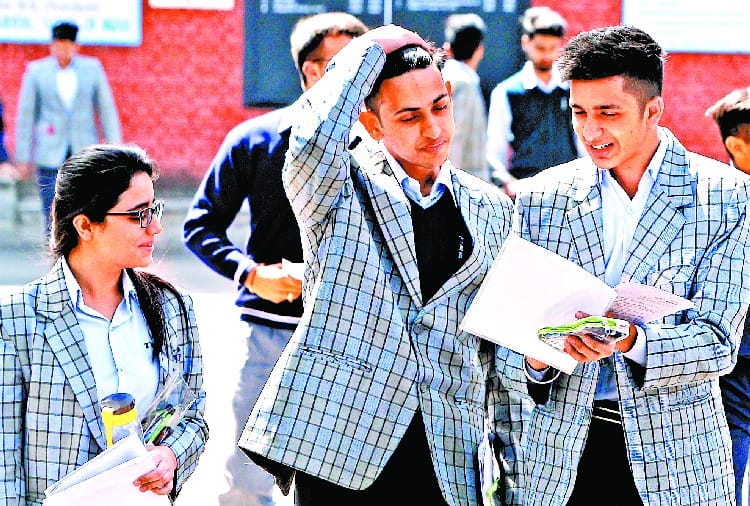 CBSE Exams, No Entry to Non Medical Students in Exam Center due to Two Miniutes Late