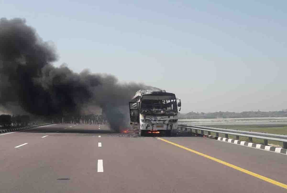 fire on bus at agra lucknow expressway
