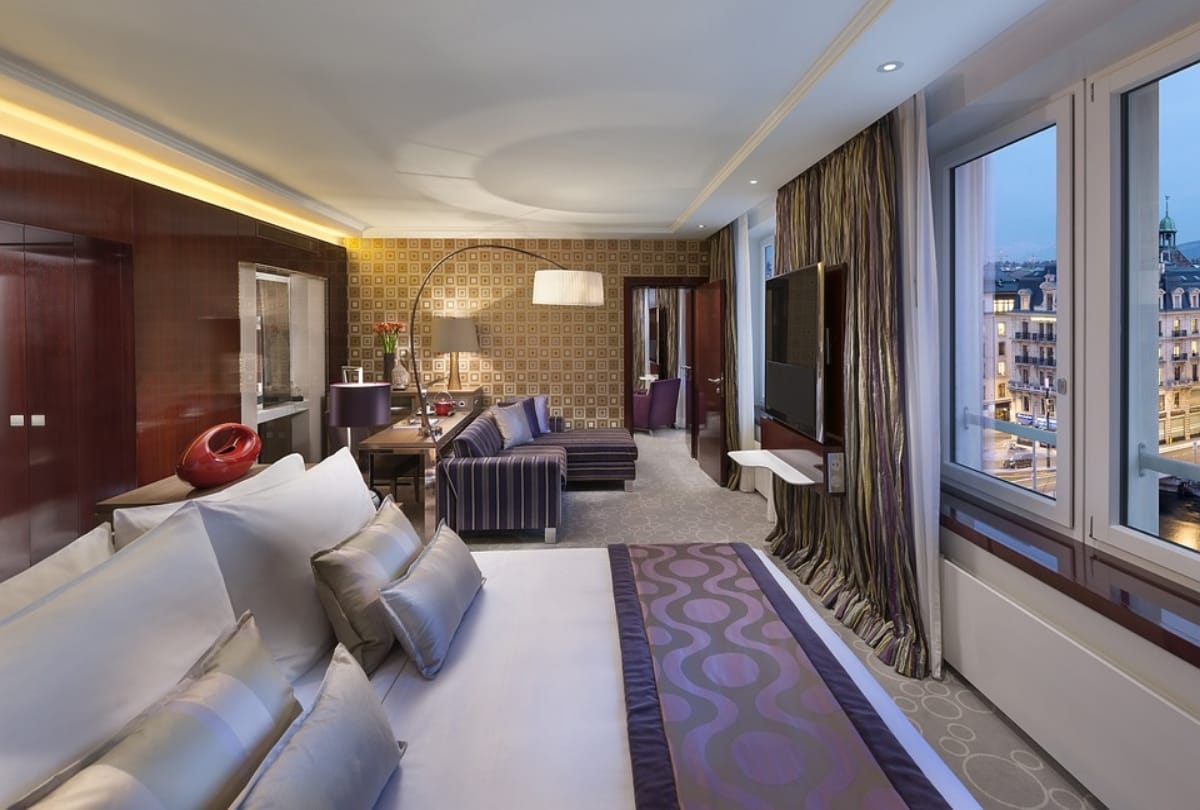know about which type of stuff you can steal from hotel in hindi