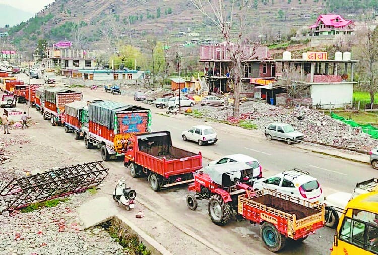 वाहनों की पासिंग से तीन घंटे जाम में फंसे