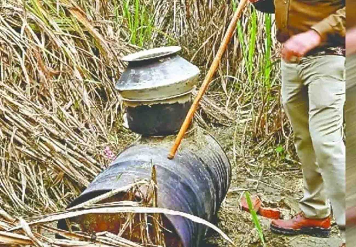 eight people died due to illegal liquor, bsp leader suspected in this case