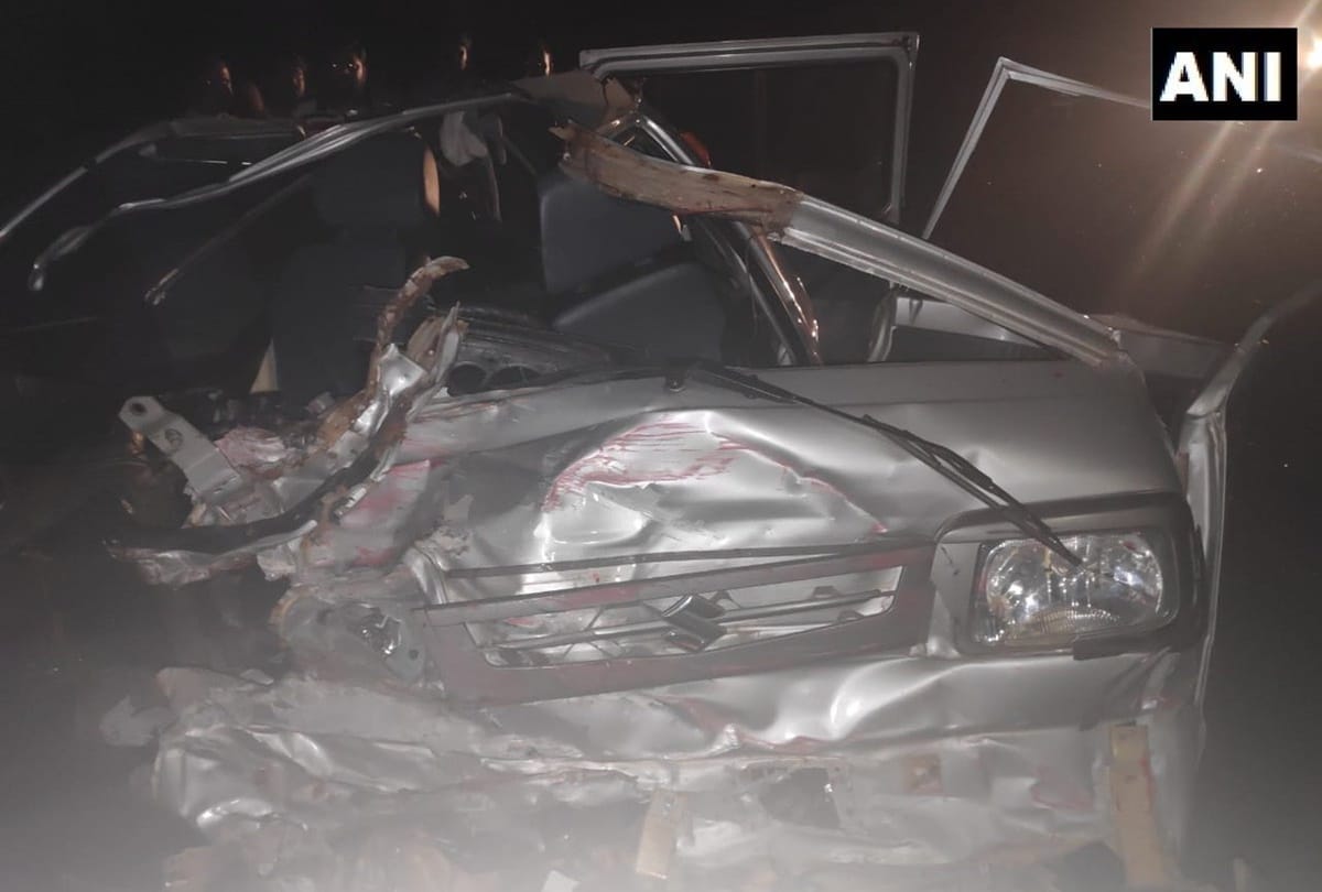 Karnataka, 3 people were killed and 4 injured in collision between a car and a bus