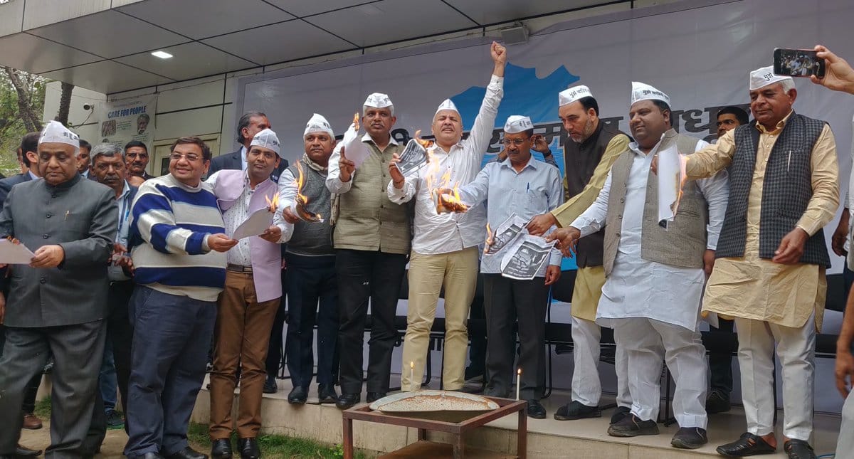 General election 2019: AAP-BJP burns manifesto delhi-ncr