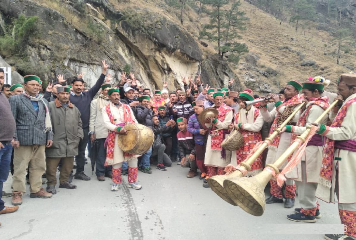 pandit sukhram grandson ashrya sharma is campaigning for lok sabha election in kinnaur