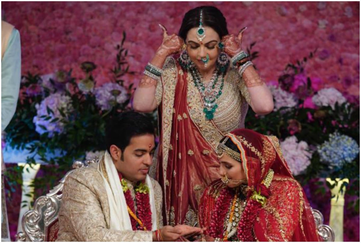 Nita Ambani Visits Golden Temple after Isha Ambani and Akash Ambani Wedding