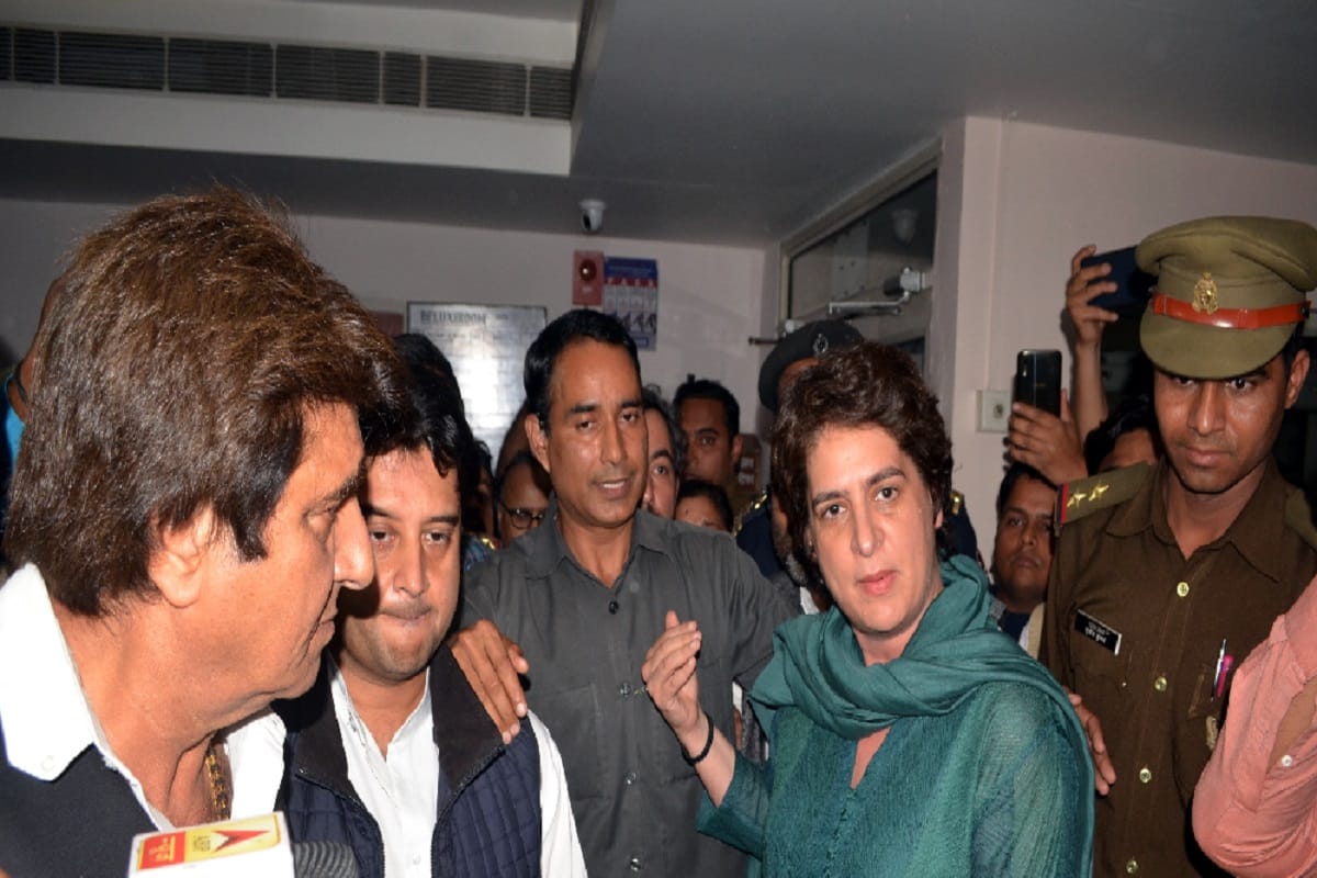 Lok sabha Elections 2019: confident Style seen of Priyanka while Meeting chandra shekhar