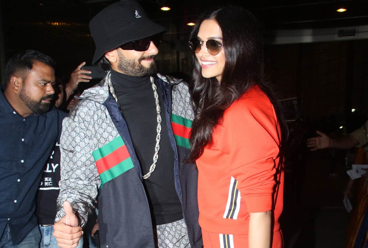 64th Filmfare Award Ranveer Singh down on one knee for Deepika Padukone on stage and kissed her