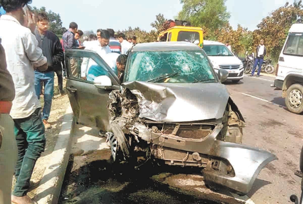 Pratapgarh: Death of old lady in two cars on highway
