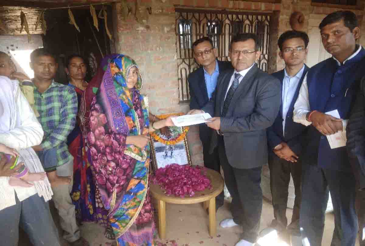 martyr wife get five lakh rupees