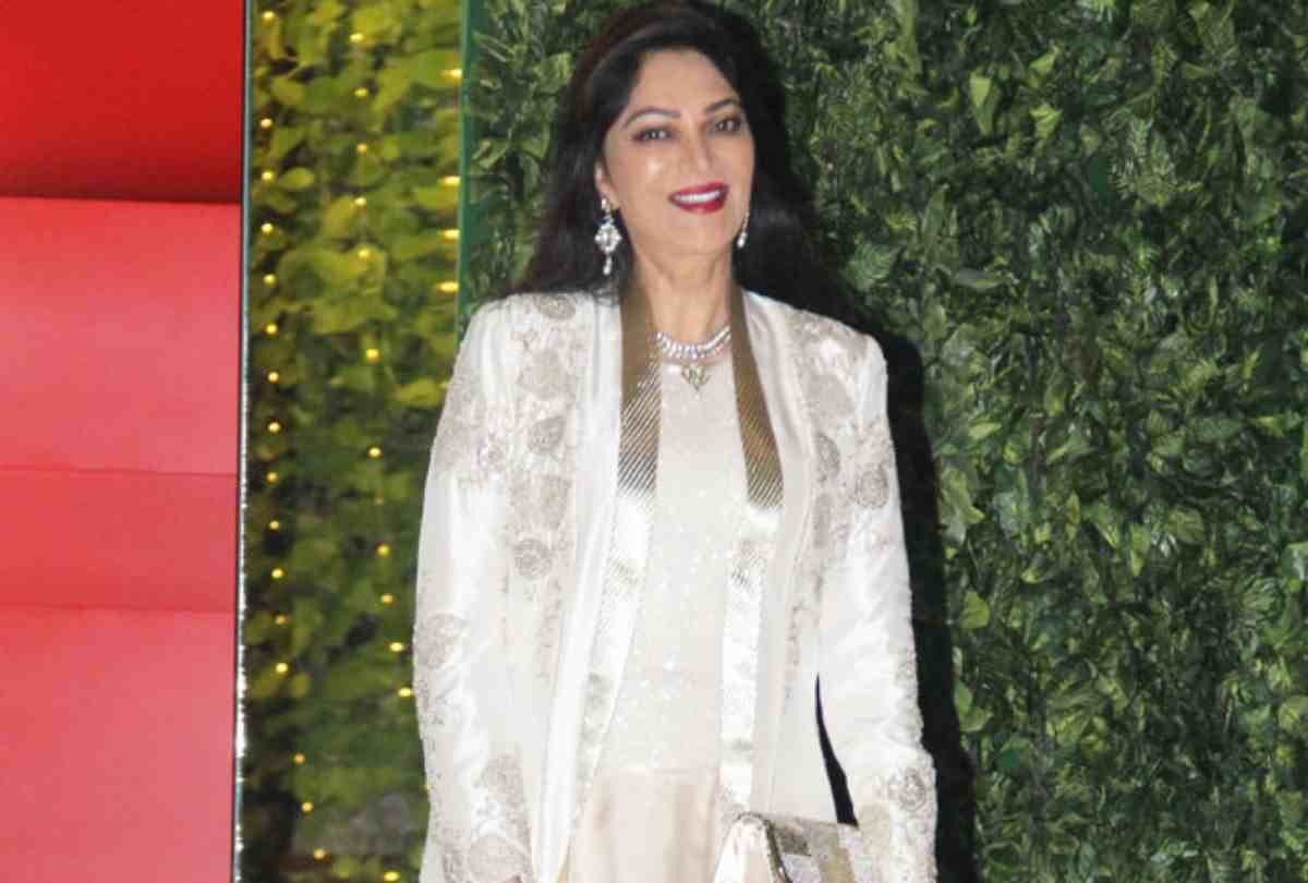 Simi Garewal reaction on liquor shop open during lockdown with drunk man video
