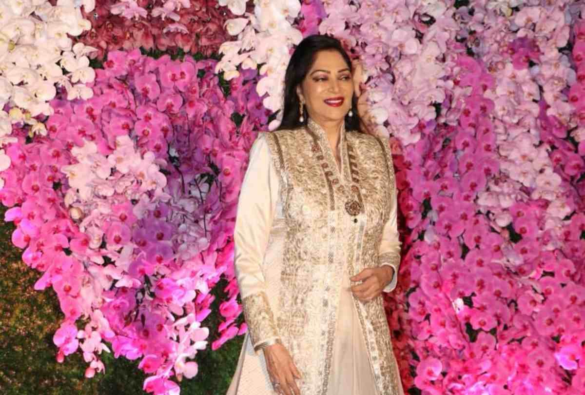 simi garewal looks amazing at akash ambani wedding reception party