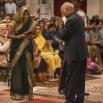 हेड कांस्टेबल धनावड़े रविंद्र के परिजनों को कीर्ति चक्र प्रदान करते राष्ट्रपति रामनाथ कोविंद