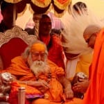 शंकराचार्य स्वामी स्वरूपानंद सरस्वती से आर्शीवाद लेते उनके शिष्य स्वामी प्रज्ञानानंद गिरी महाराज