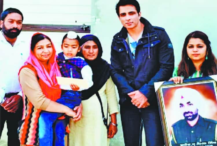 Bollywood actor sonu sood meets to martyr jaimal singh's Family in Moga